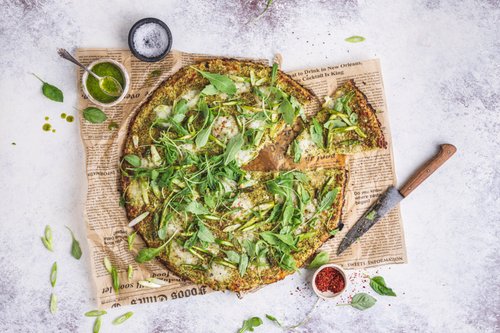 Broccolipizza med sparris och pesto