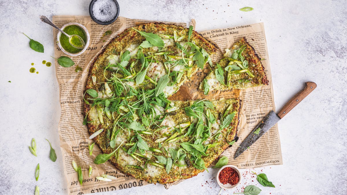 Broccolipizza med sparris och pesto