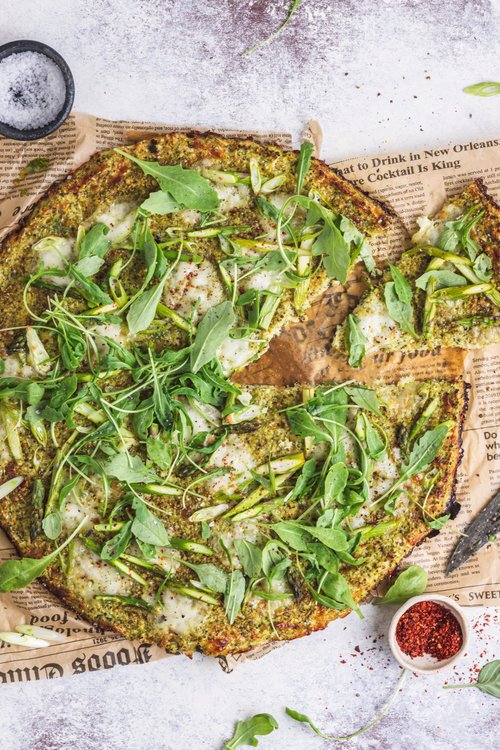Broccolipizza med sparris och pesto