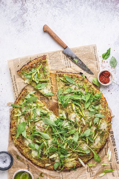 Broccolipizza med sparris och pesto