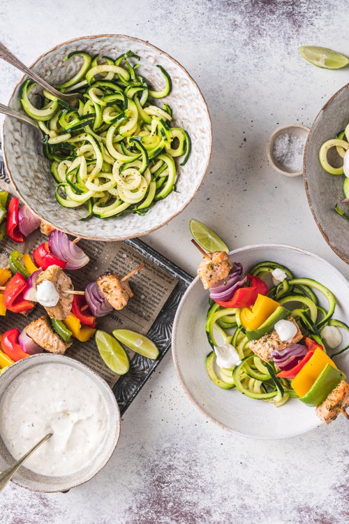 Cajungrillade laxspett med zoodles och vitlöks- och limesås