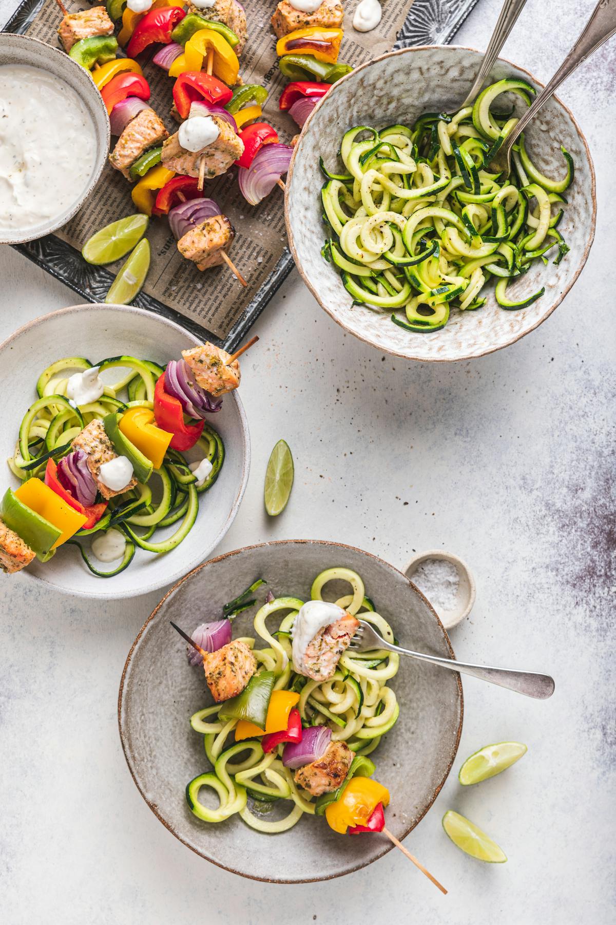 Cajungrillade laxspett med zoodles och vitlöks- och limesås