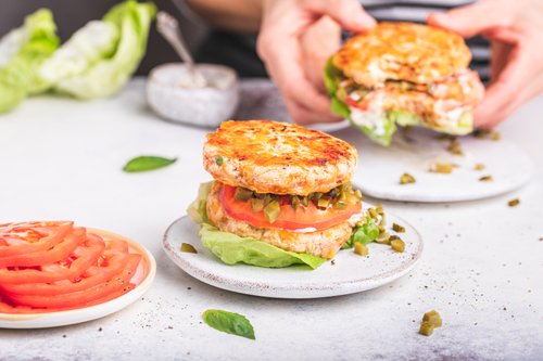 Kycklingcheeseburgare med grön vitlöksdressing