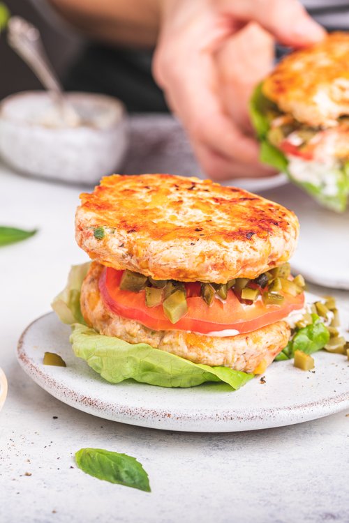 Kycklingcheeseburgare med grön vitlöksdressing