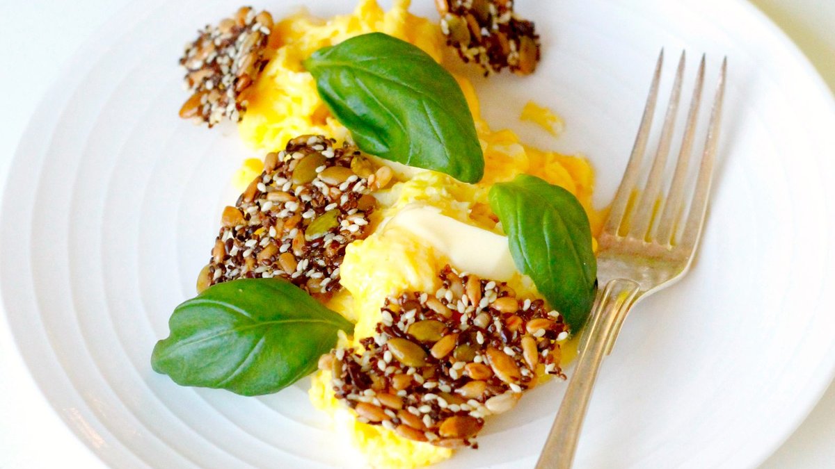 Fannys LCHF-frukost #10 – äggröra med smör, basilika och frökex