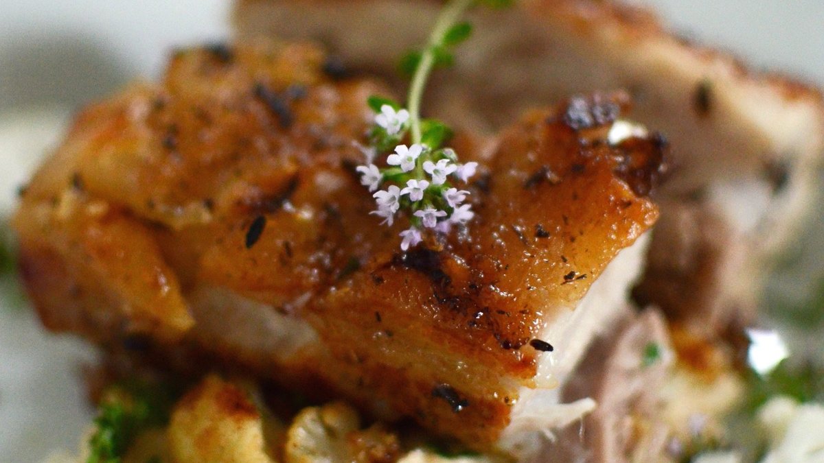 Strikt LCHF: Fläskstek med rostad blomkålspuré och färsk skivad blomkål