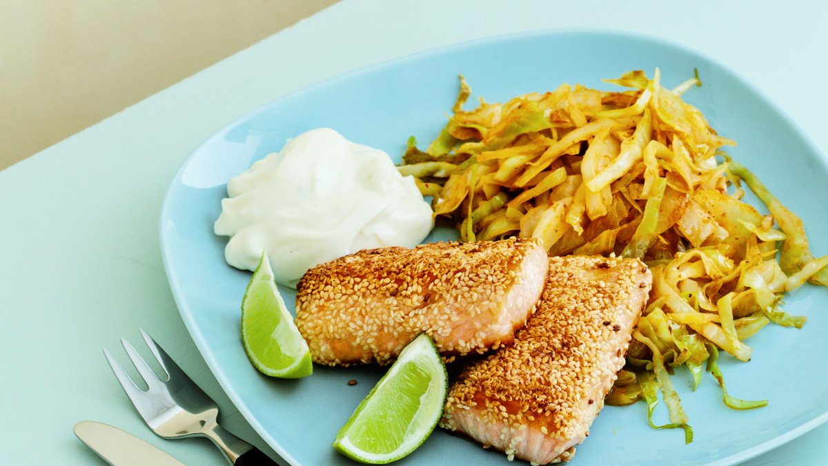 Sesamlax med currykål och limemajonnäs