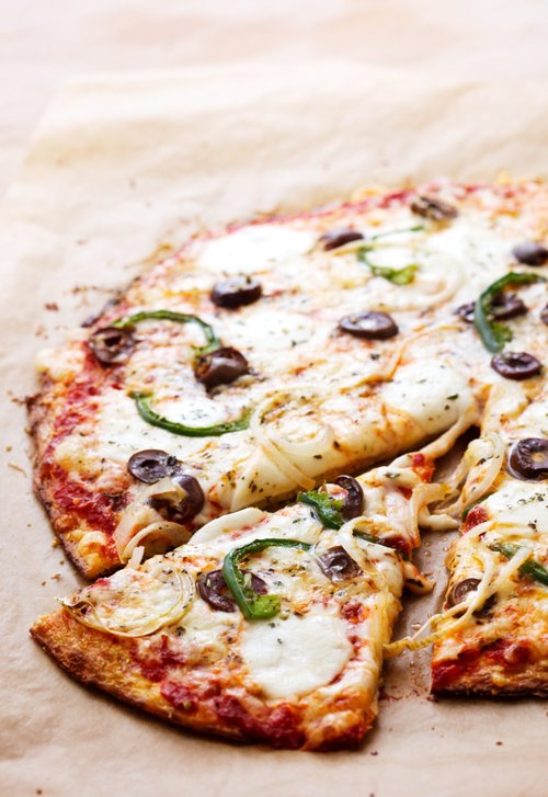 Blomkålspizza med grön paprika och oliver