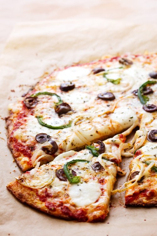 Blomkålspizza med grön paprika och oliver