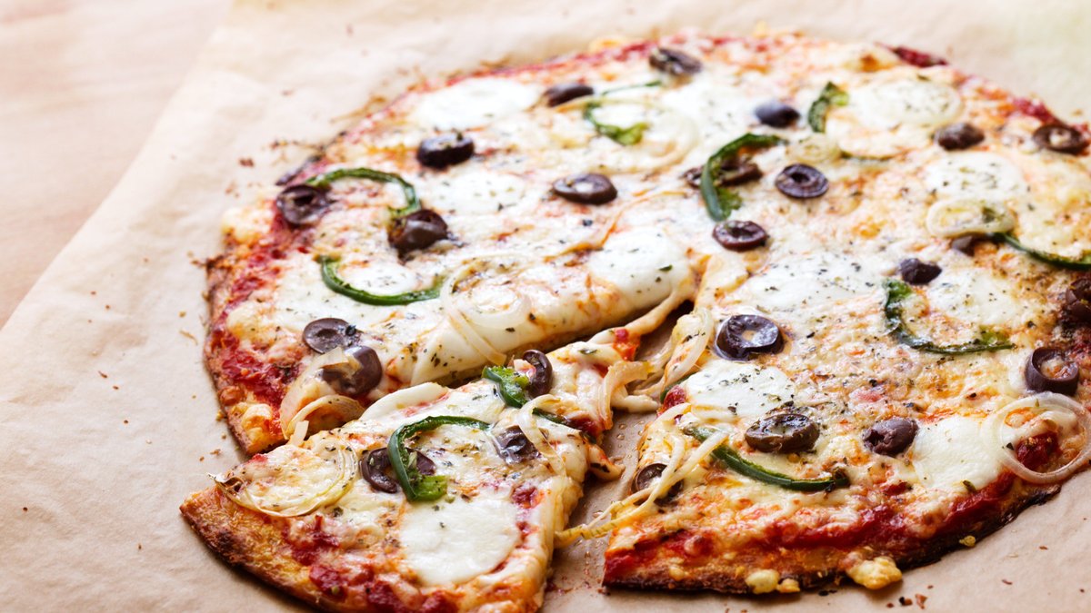 Blomkålspizza med grön paprika och oliver