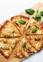 Blomkålspizza med marinerad kronärtskocka