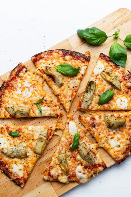 Blomkålspizza med marinerad kronärtskocka