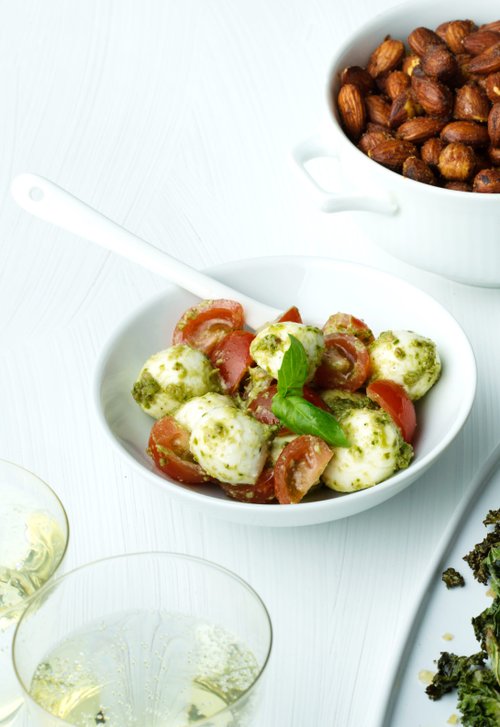 Pestomarinerad minimozzarella med tomat