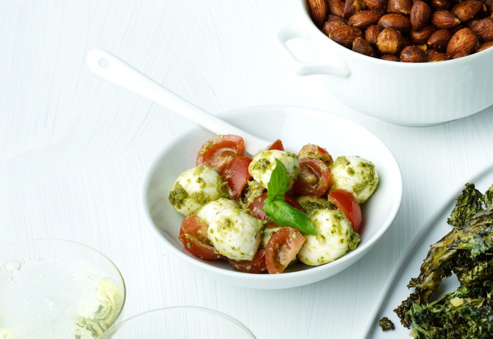 Pestomarinerad minimozzarella med tomat