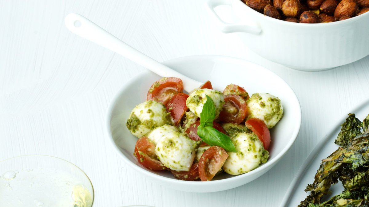 Pestomarinerad minimozzarella med tomat