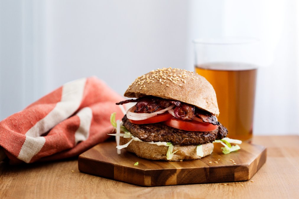 Klassisk hamburgare med LCHF-bröd