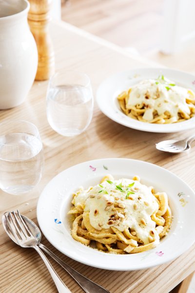 LCHF-pasta med ädelostsås<br />
(Huvudrätt)
