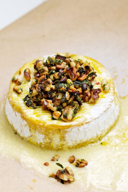 Gratinerad brie med nötter och vitlök