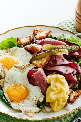 Rostbiffsallad med ägg och senapsmajo