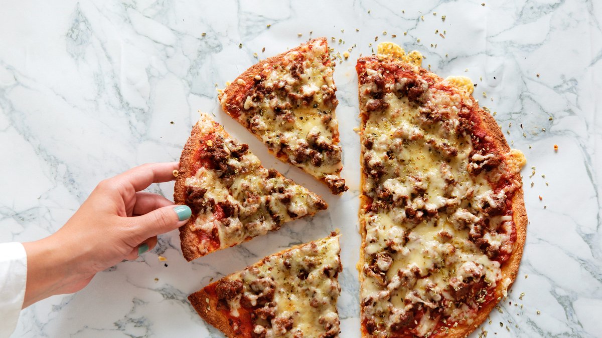 Fathead-pizza med nötfärs och mozzarella