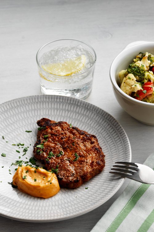 Pestomarinerad karrékotlett med smörstekta grönsaker