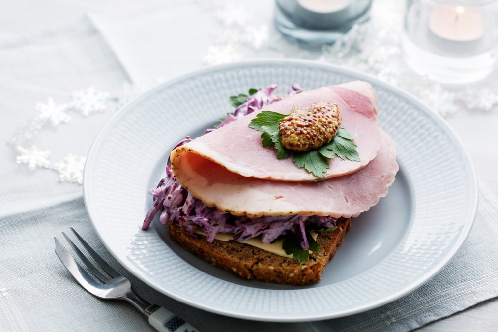 Skinksmörgås med röd coleslaw