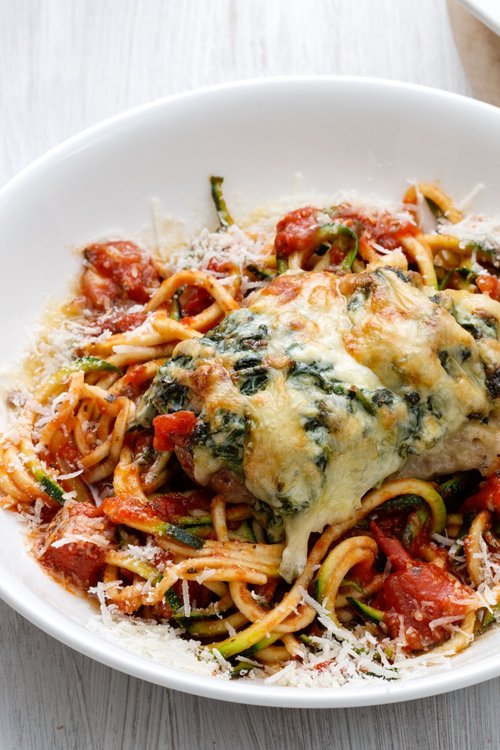 Spenat- och ostfylld kyckling med zoodles i tomatsås