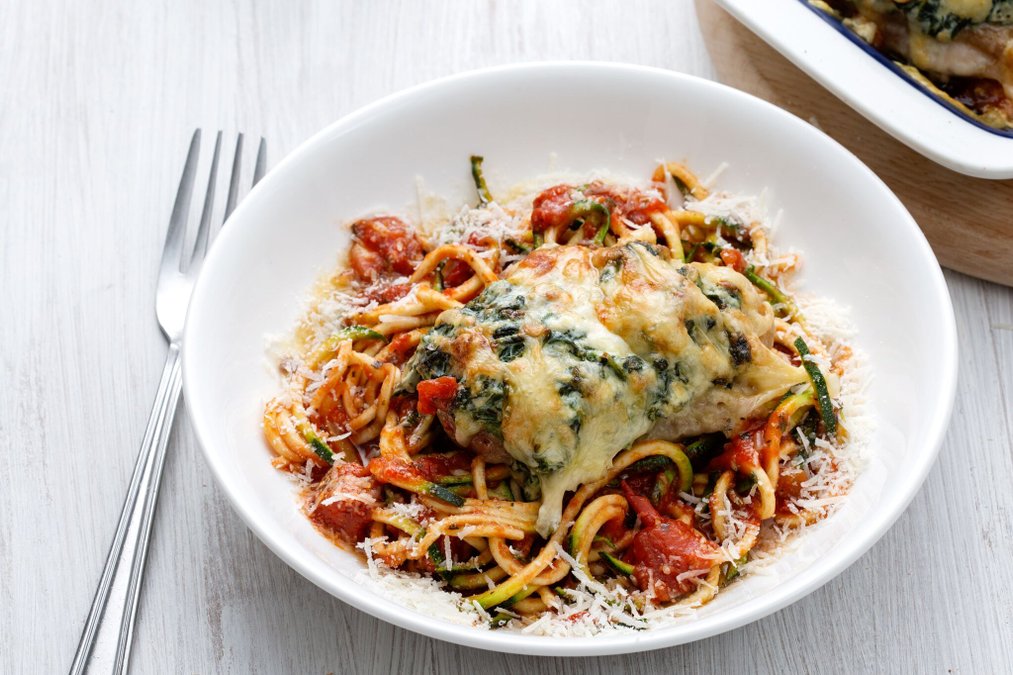 Spenat- och ostfylld kyckling med zoodles i tomatsås