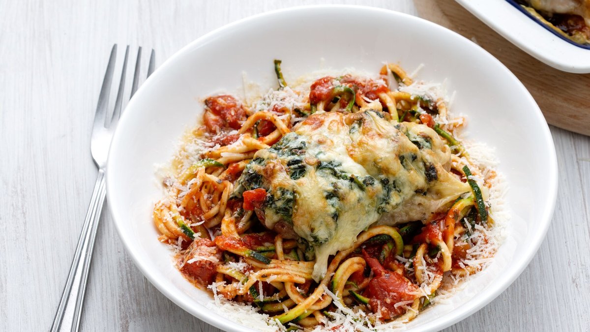 Spenat- och ostfylld kyckling med zoodles i tomatsås