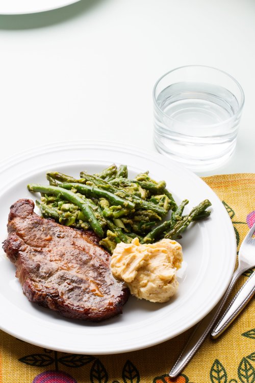 Chipotlekarré med haricots verts och avokado