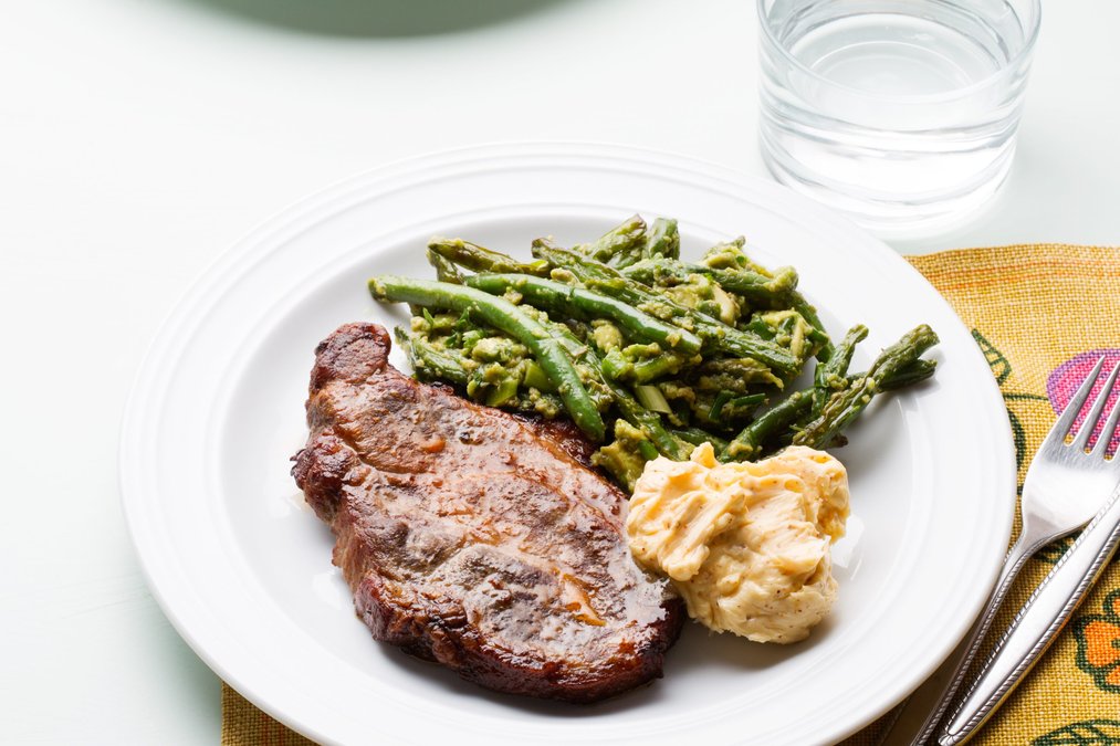 Chipotlekarré med haricots verts och avokado