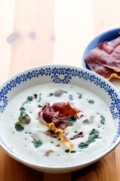 Sammetslen svampsoppa med parmachips