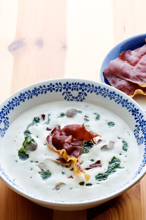 Sammetslen svampsoppa med parmachips
