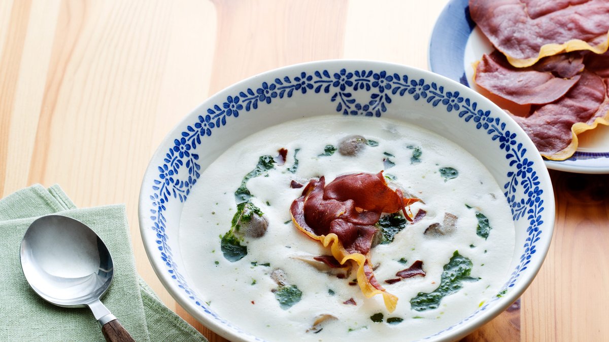 Sammetslen svampsoppa med parmachips
