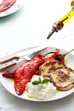Halloumi med rostad paprika och gurksallad
