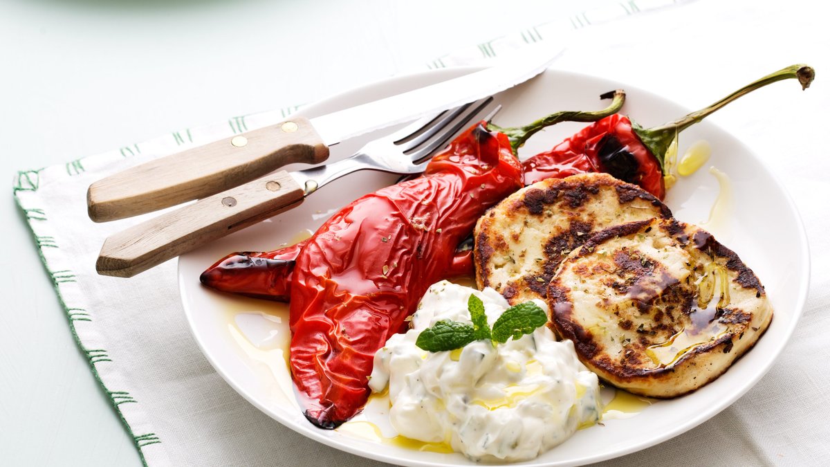 Halloumi med rostad paprika och gurksallad