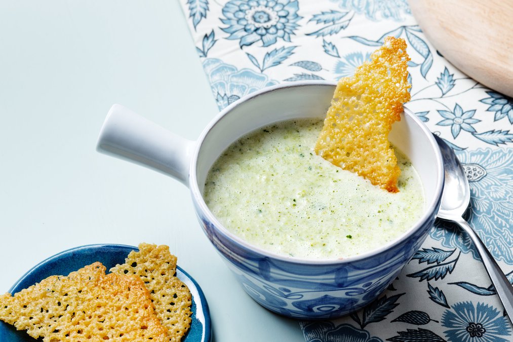 Broccolisoppa med ostchips