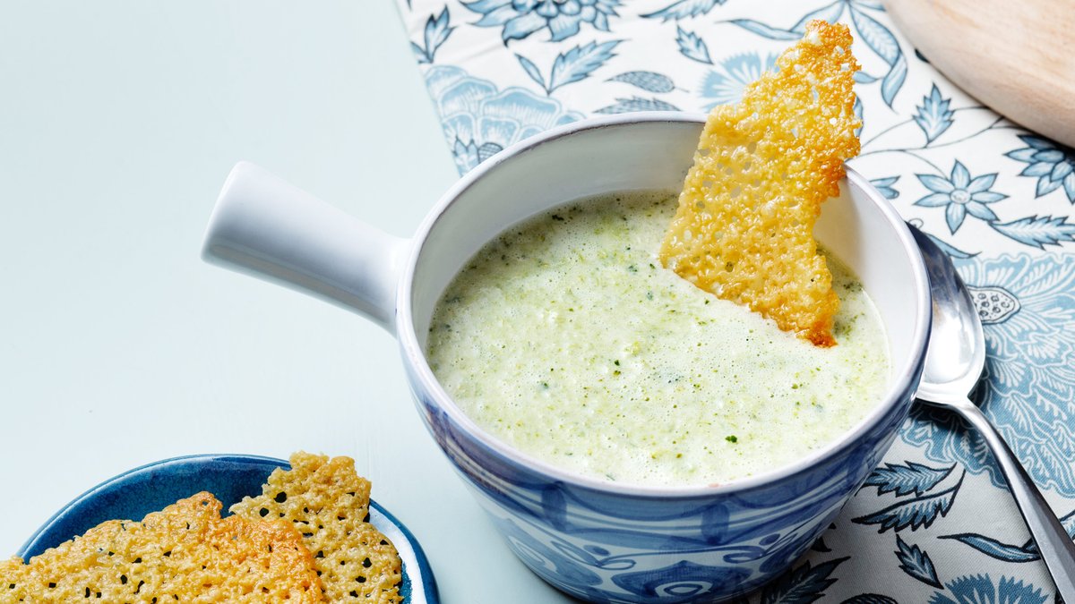 Broccolisoppa med ostchips