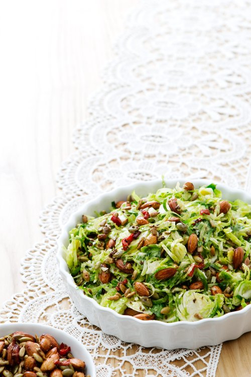 Krispig brysselkålssallad med citrondressing