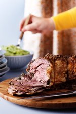 Örtfylld lammstek med broccolipuré