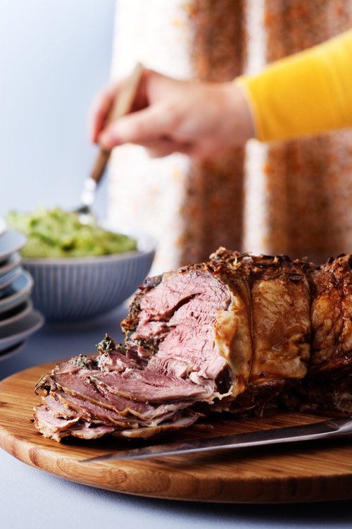 Örtfylld lammstek med broccolipuré