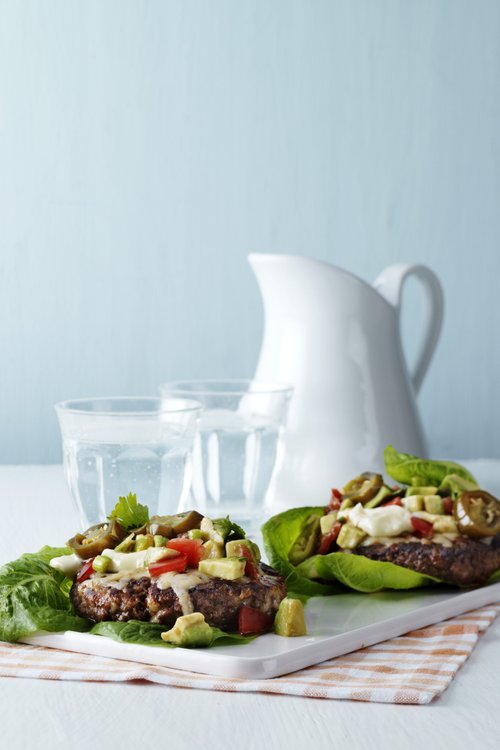 Ostburgare med avokadosalsa