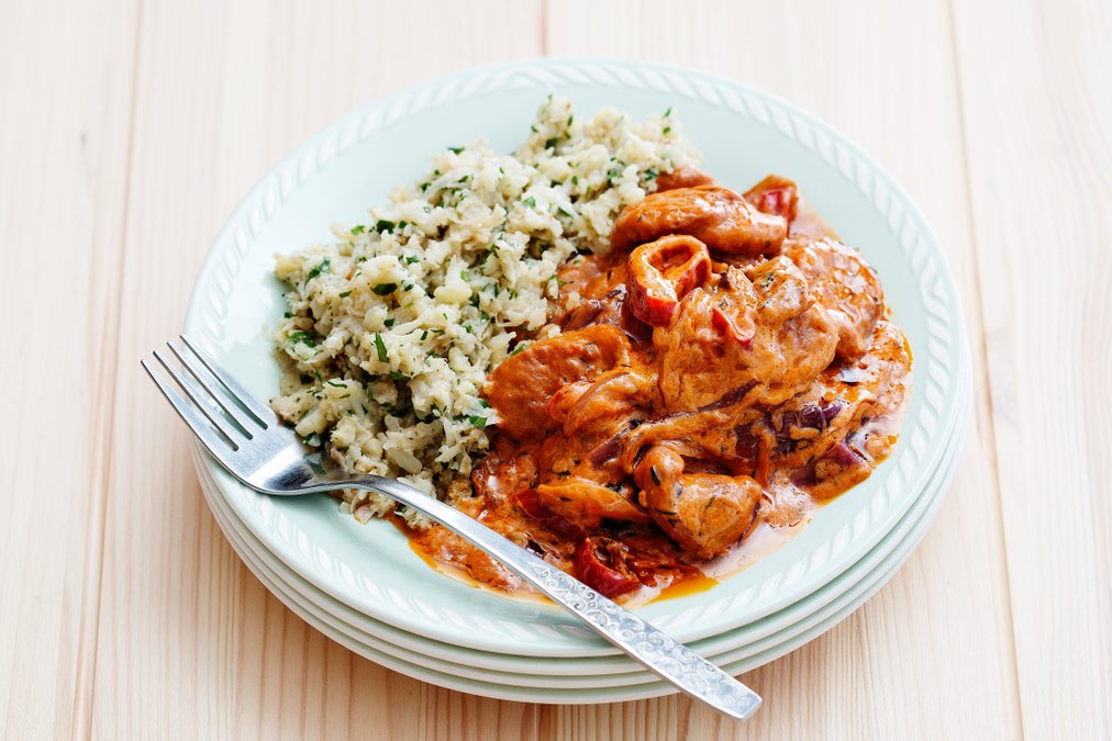 Stroganoff med färsk korv och persiljeris