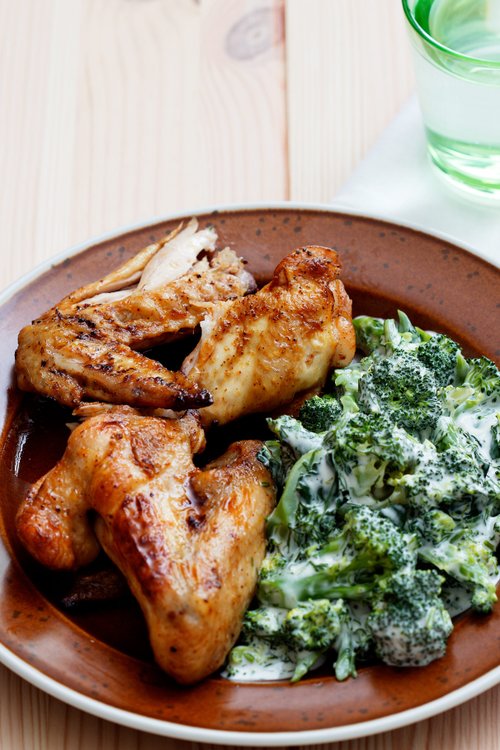 Ugnsgrillade kycklingvingar med dillbroccoli