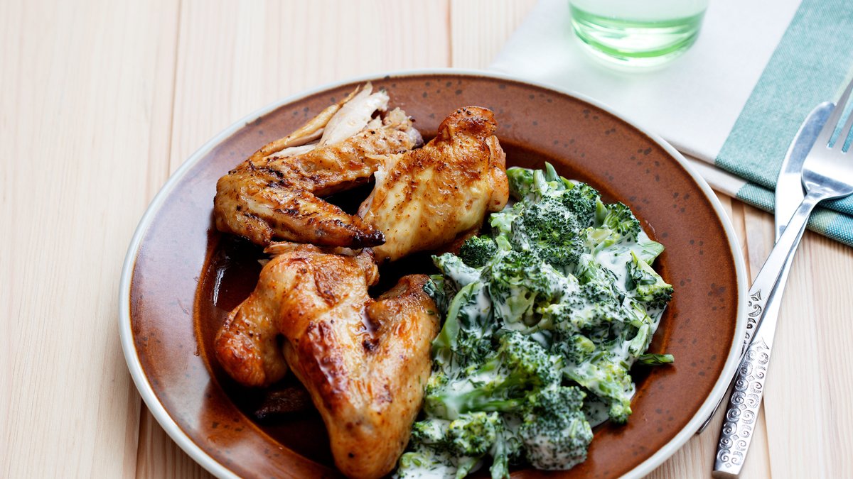 Ugnsgrillade kycklingvingar med dillbroccoli