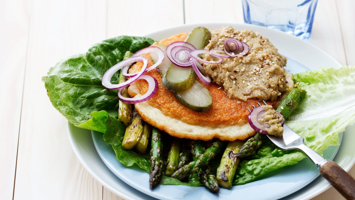 Vegetarisk ostburgare med aubergineröra