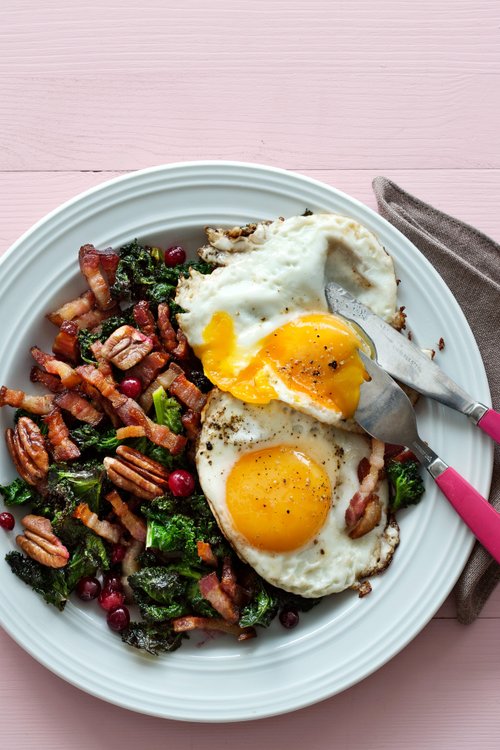 Ägg med smörstekt grönkål, sidfläsk och tranbär