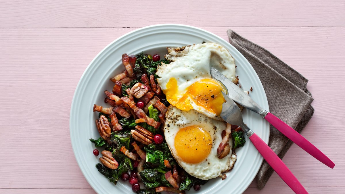Ägg med smörstekt grönkål, sidfläsk och tranbär