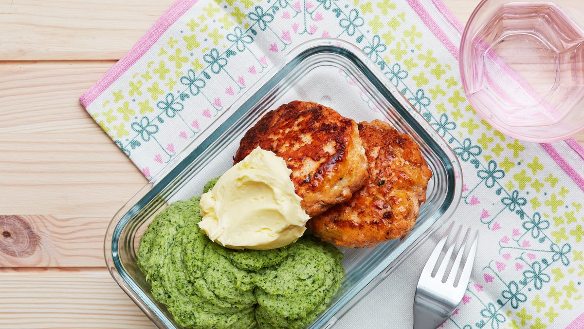 Laxburgare med grönt mos och citronsmör