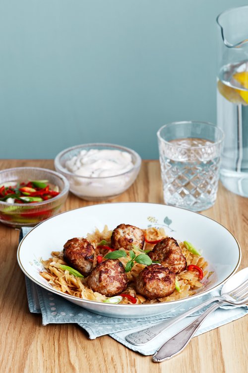 Asiatiska köttbullar med thaibasilikasås